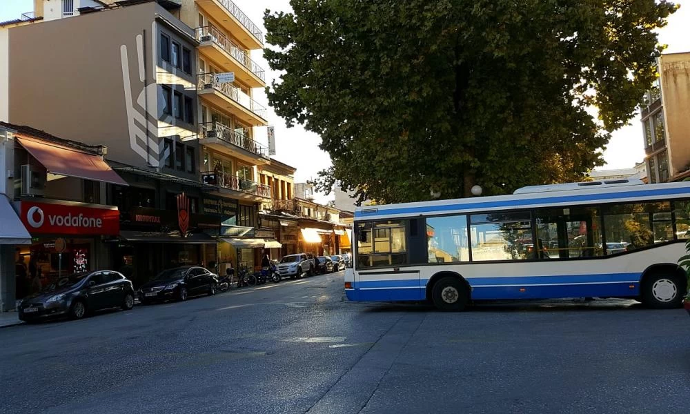 Αν είναι δυνατόν! Γυναίκα σε αστικό φορούσε τη μάσκα στα πόδια!